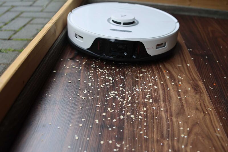 Cleaning skirting boards with the Roborock S8 Pro Ultra